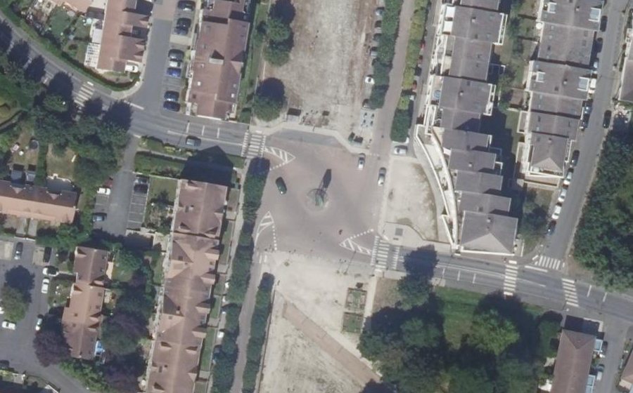 Vue aérienne du Rond-point anonyme n°188146250