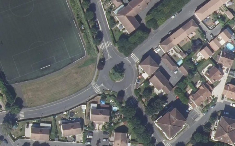 Vue aérienne du Rond-point anonyme n°188146260