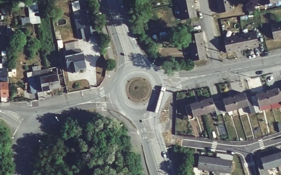 Vue aérienne du Rond-point anonyme n°188214356