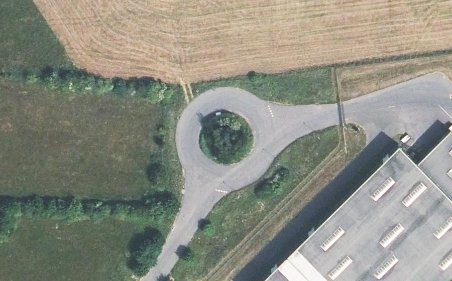 Vue aérienne du Rond-point anonyme n°188248323