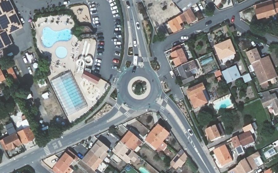 Vue aérienne du Rond-point anonyme n°188258790