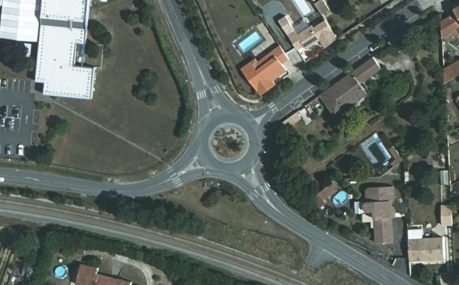 Vue aérienne du Rond-point anonyme n°188258792