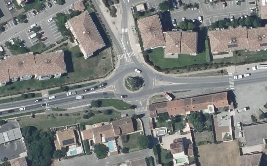 Vue aérienne du Rond-point anonyme n°188302705