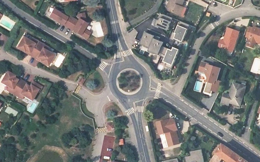 Vue aérienne du Rond-point anonyme n°18831629