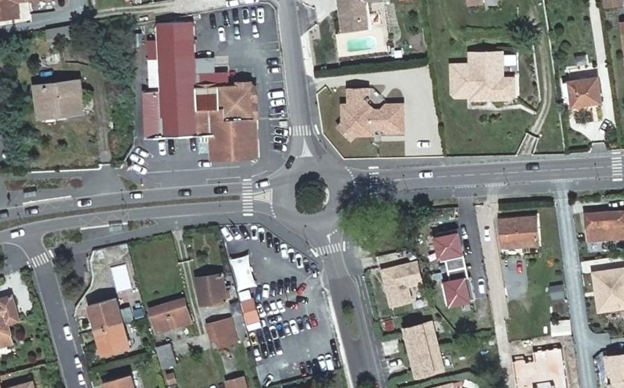 Vue aérienne du Rond-point anonyme n°188325509