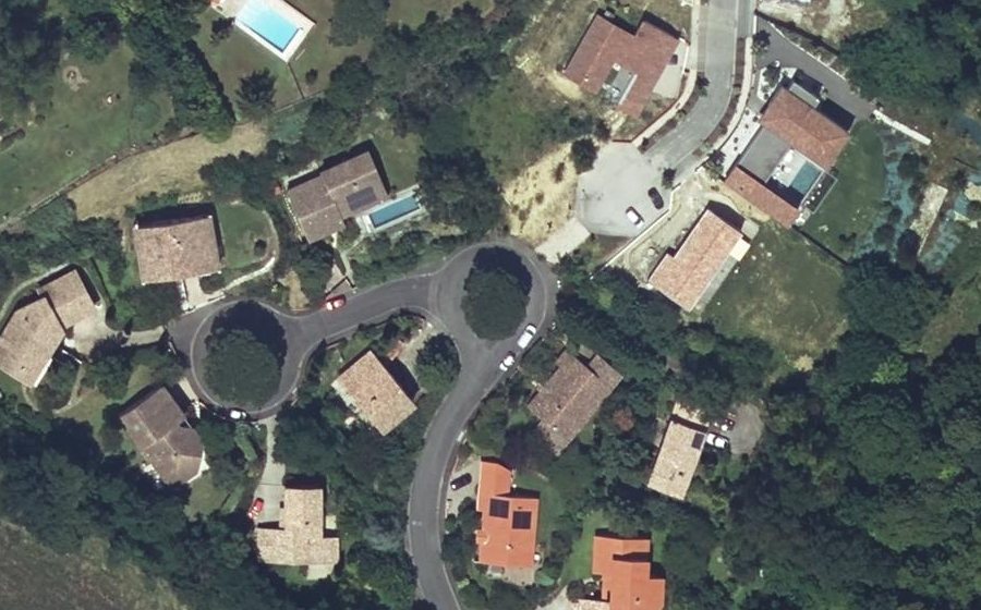 Vue aérienne du Rond-point anonyme n°188333470