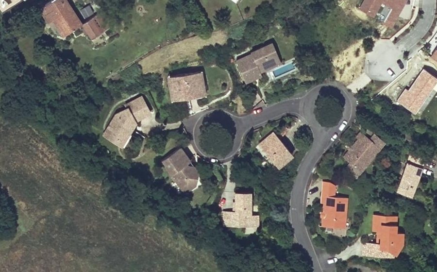Vue aérienne du Rond-point anonyme n°188333472
