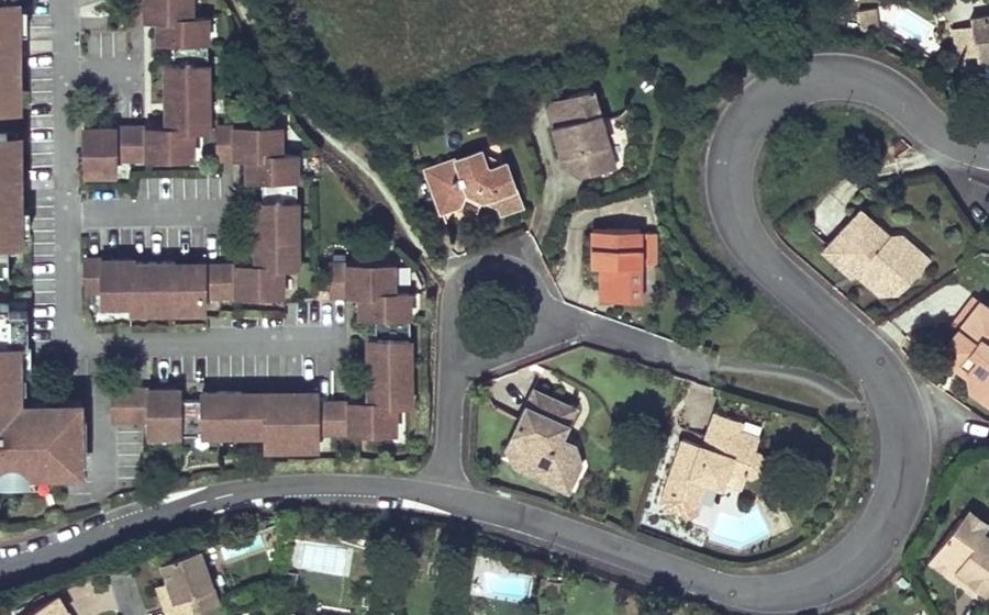 Vue aérienne du Rond-point anonyme n°188334380