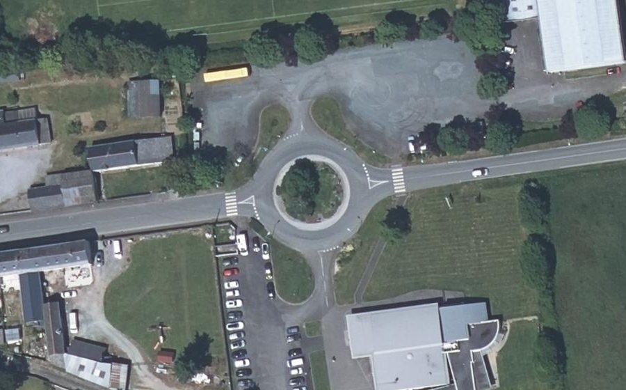Vue aérienne du Rond-point anonyme n°188385421