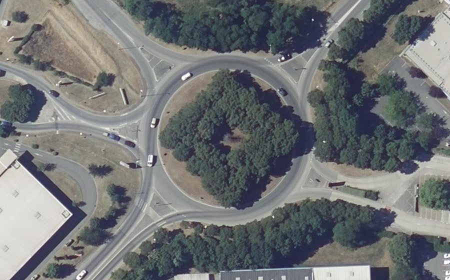 Vue aérienne du Rond-point anonyme n°18838925