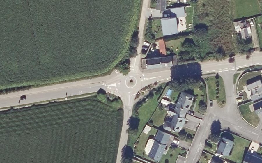Vue aérienne du Rond-point anonyme n°188397082