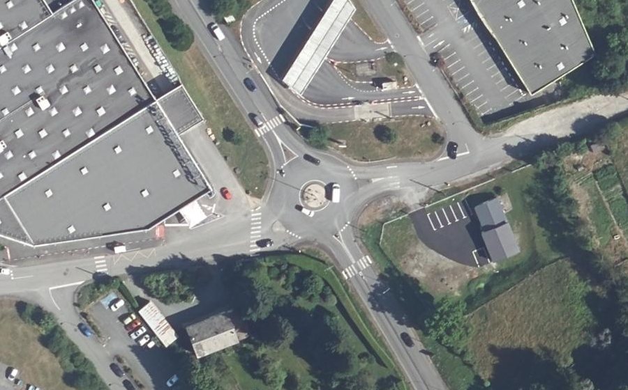 Vue aérienne du Rond-point anonyme n°188453035