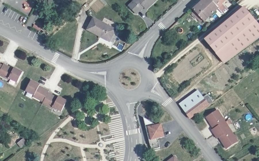 Vue aérienne du Rond-point anonyme n°188454116