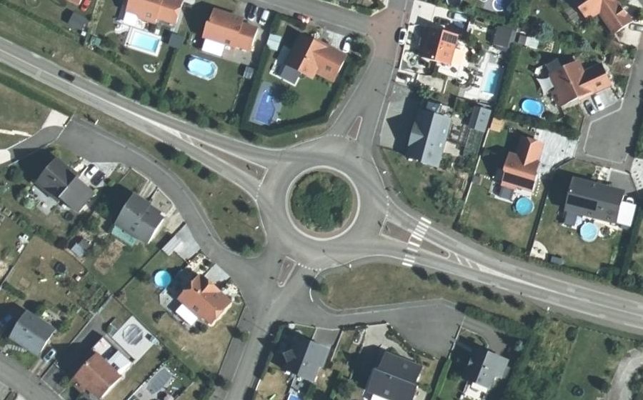 Vue aérienne du Rond-point anonyme n°188487692