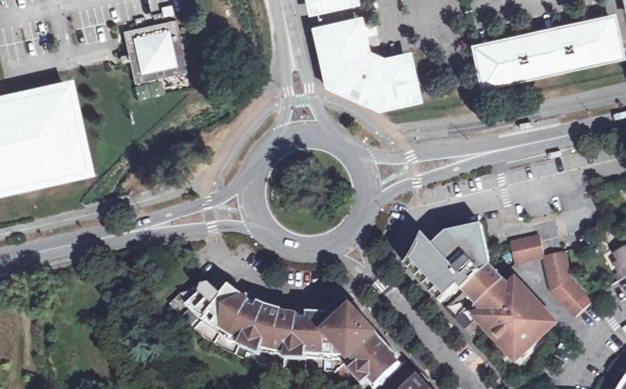 Vue aérienne du Rond-point anonyme n°188499172