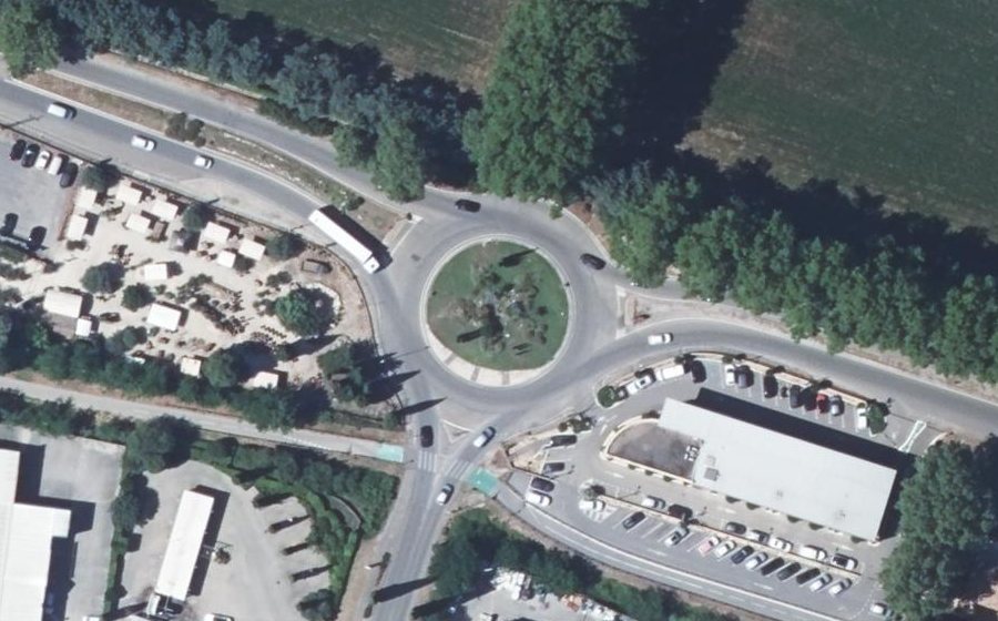 Vue aérienne du Rond-point anonyme n°188517646
