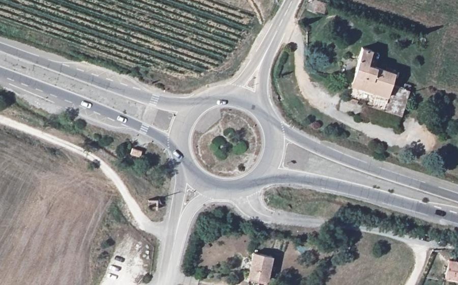 Vue aérienne du Rond-point anonyme n°188518213