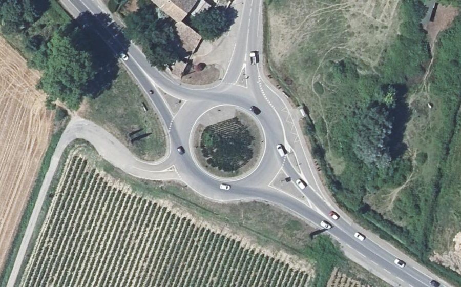 Vue aérienne du Rond-point anonyme n°188518504