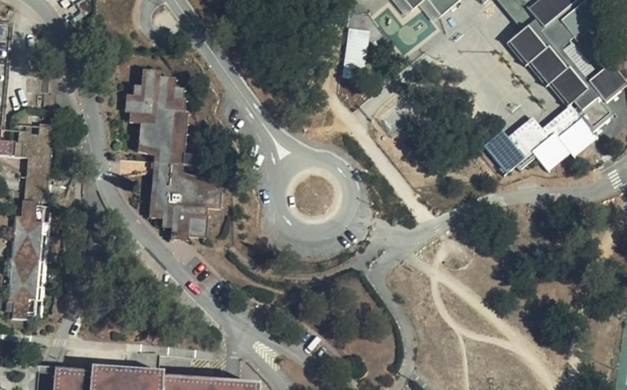 Vue aérienne du Rond-point anonyme n°188519323
