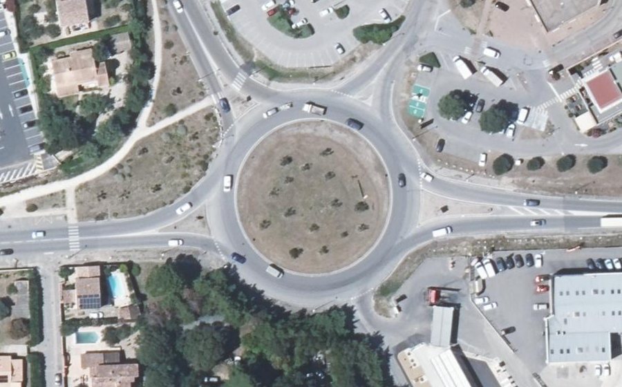 Vue aérienne du Rond-point anonyme n°188560484