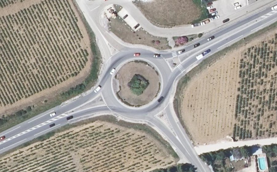 Vue aérienne du Rond-point anonyme n°188561639