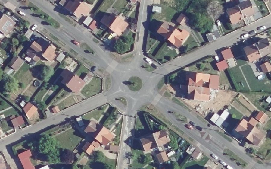 Vue aérienne du Rond-point anonyme n°188607639
