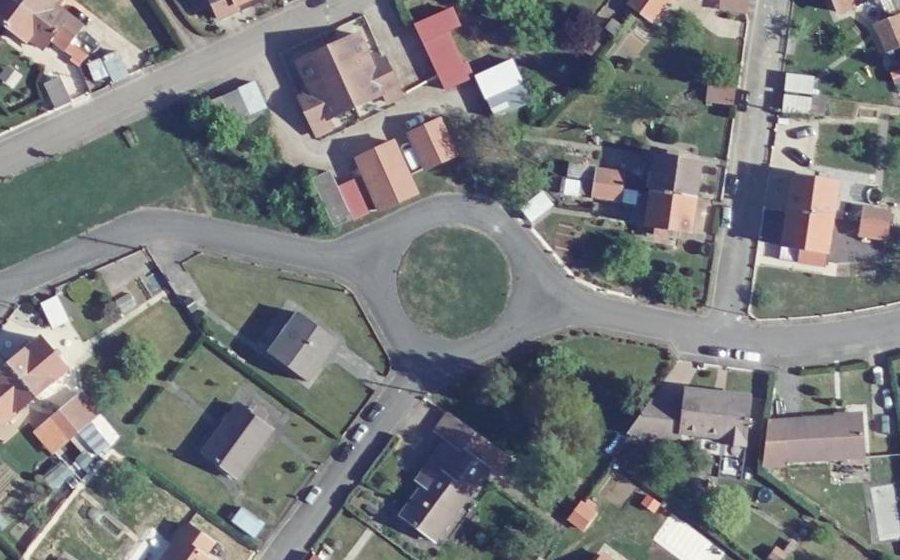 Vue aérienne du Rond-point anonyme n°188607653