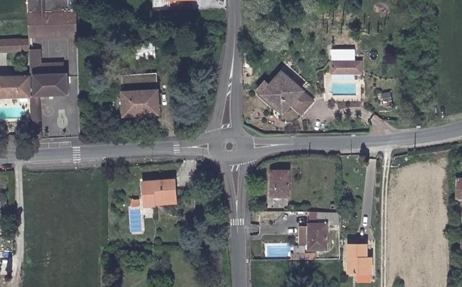 Vue aérienne du Rond-point anonyme n°188614213