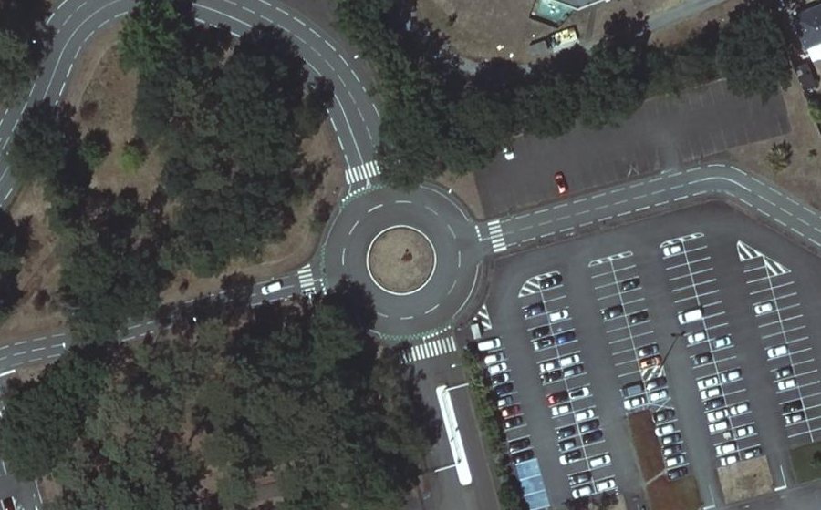 Vue aérienne du Rond-point anonyme n°188618714