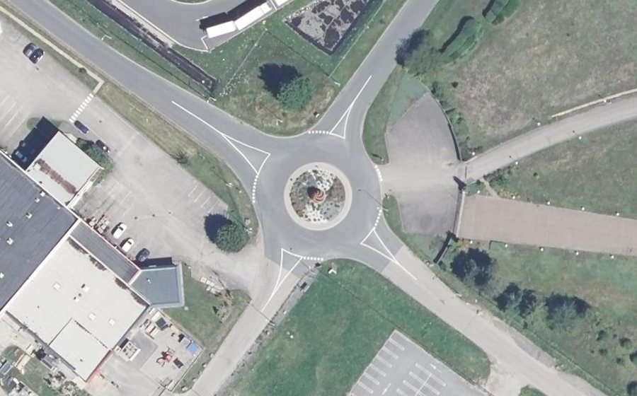 Vue aérienne du Rond-point anonyme n°188634637