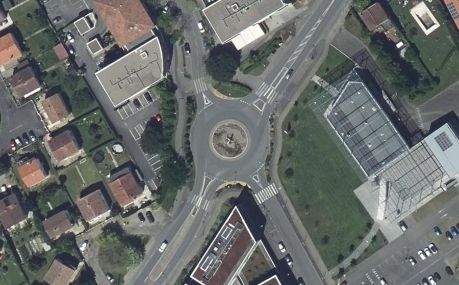 Vue aérienne du Rond-point anonyme n°188685102