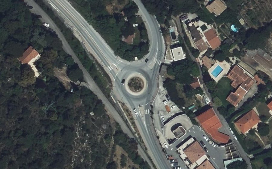 Vue aérienne du Rond-point anonyme n°188699743