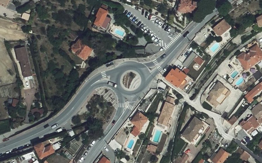 Vue aérienne du Rond-point anonyme n°188699744
