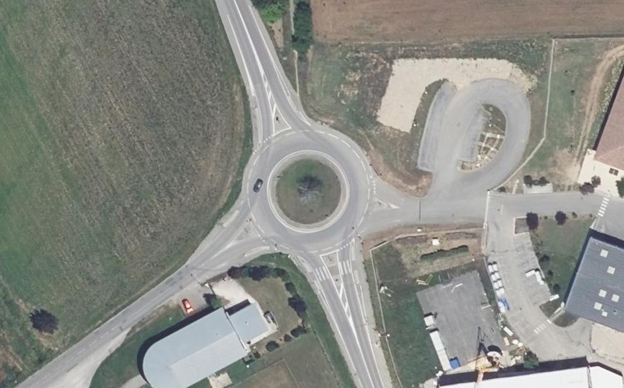 Vue aérienne du Rond-point anonyme n°188765102