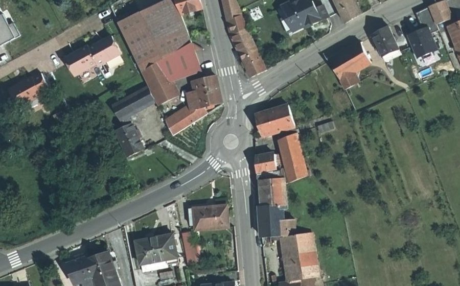 Vue aérienne du Rond-point anonyme n°188769429