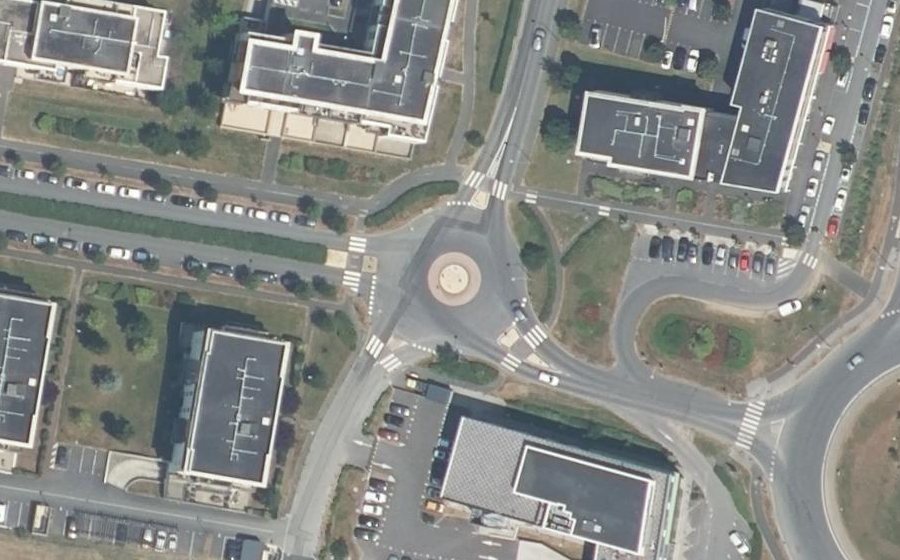 Vue aérienne du Rond-point anonyme n°188874943