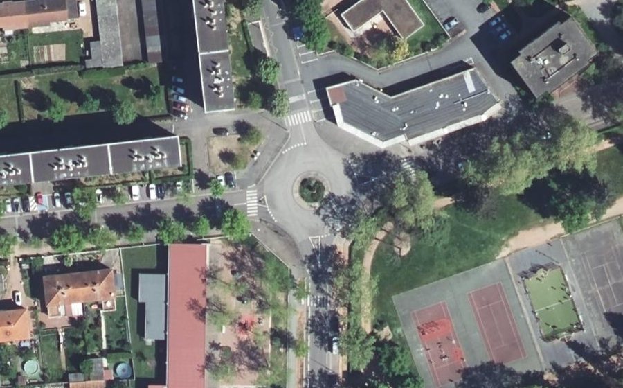 Vue aérienne du Rond-point anonyme n°188879483