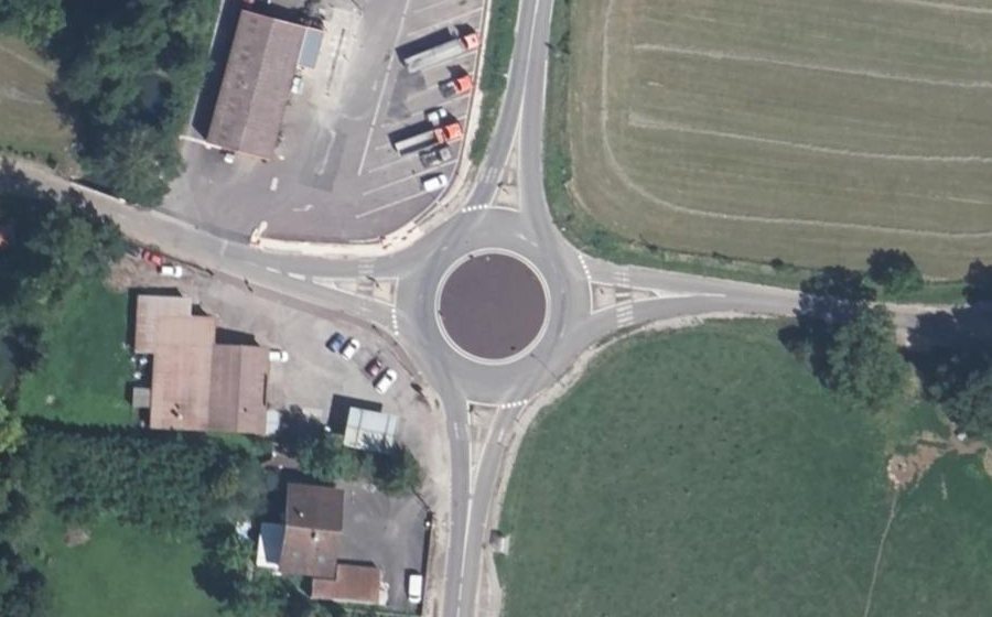 Vue aérienne du Rond-point anonyme n°188881515