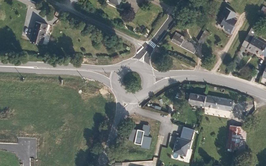 Vue aérienne du Rond-point anonyme n°188937047