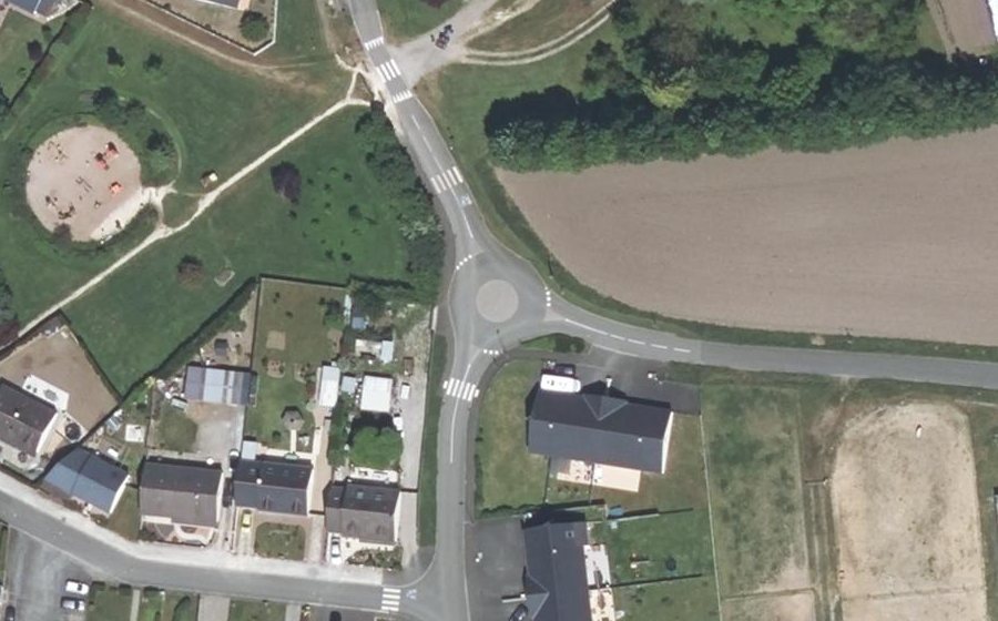 Vue aérienne du Rond-point anonyme n°188940181