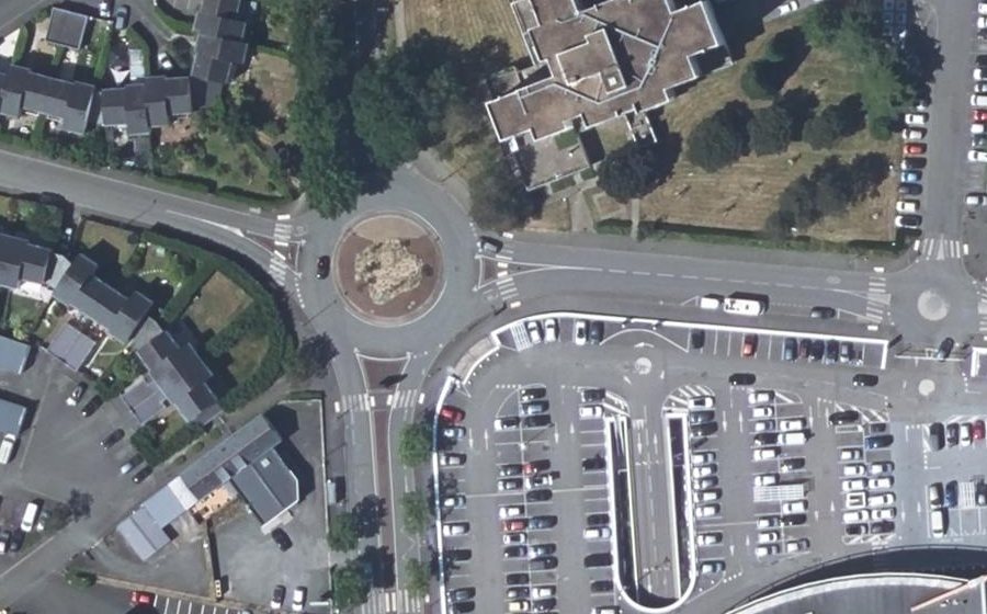 Vue aérienne du Rond-point anonyme n°188942873