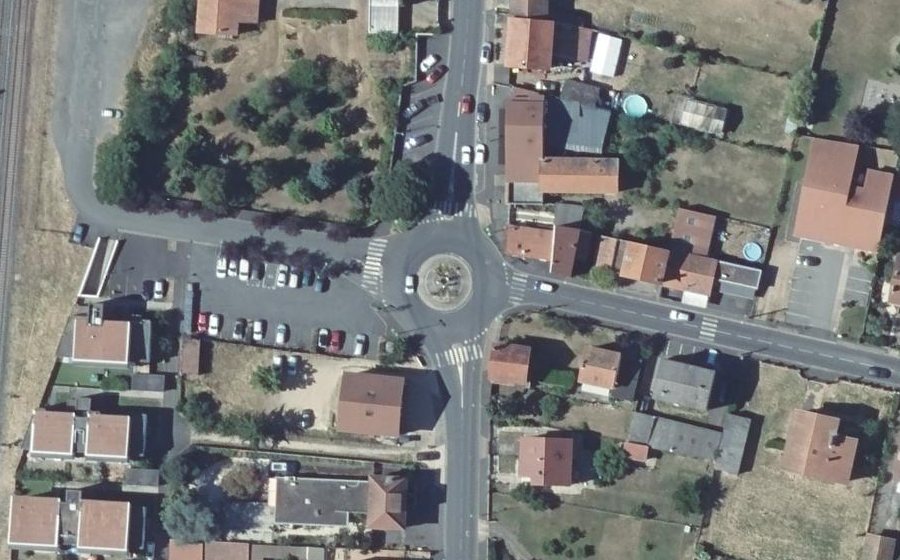 Vue aérienne du Rond-point anonyme n°188954920