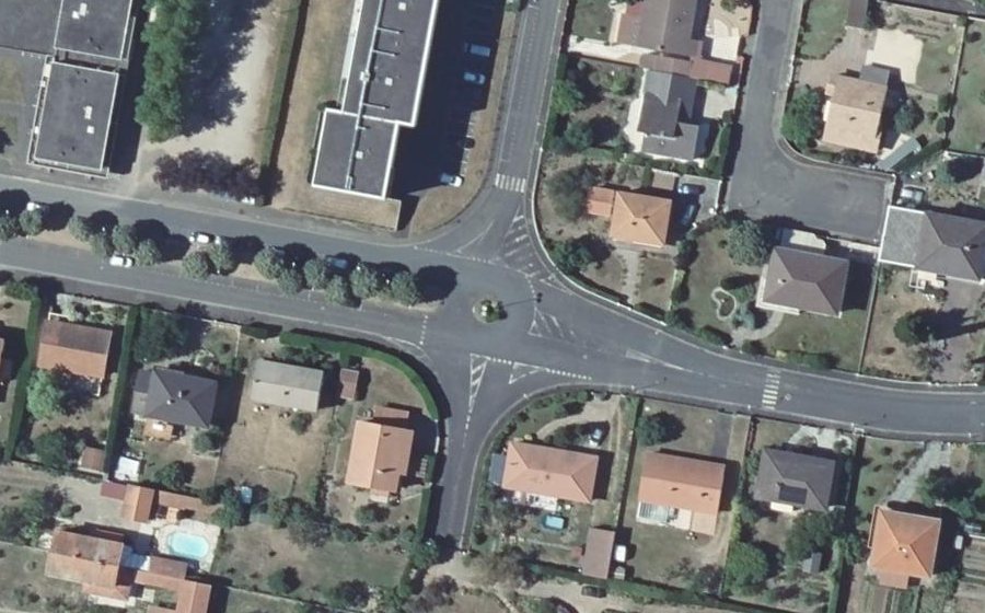 Vue aérienne du Rond-point anonyme n°188955317