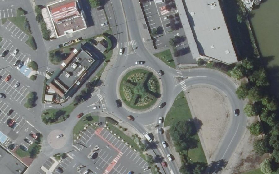 Vue aérienne du Rond-point anonyme n°18896974