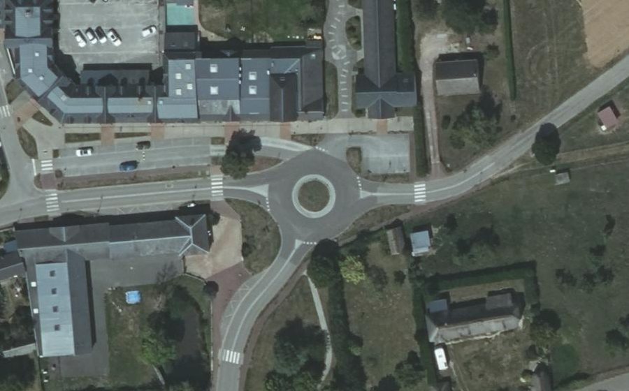 Vue aérienne du Rond-point anonyme n°189048250
