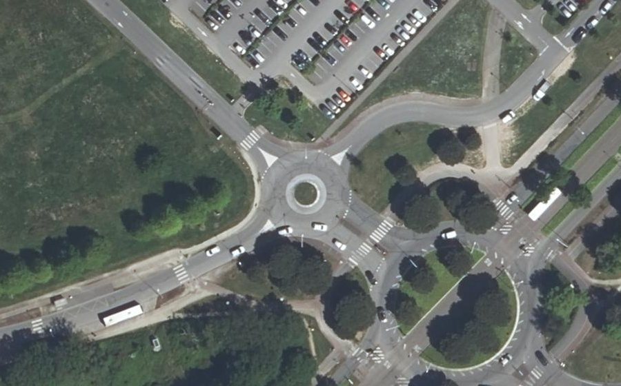 Vue aérienne du Rond-point anonyme n°189049072