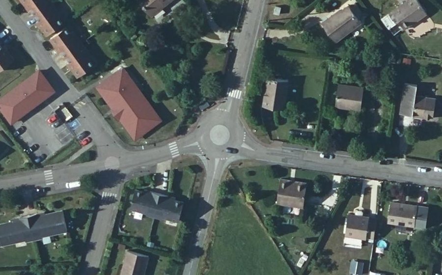 Vue aérienne du Rond-point anonyme n°189058014