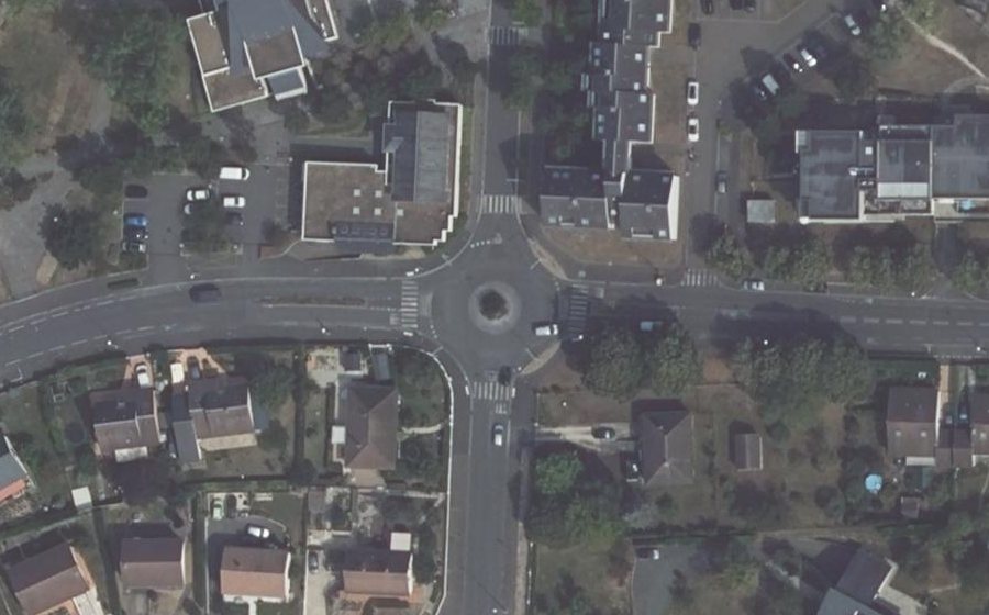 Vue aérienne du Rond-point anonyme n°189064960