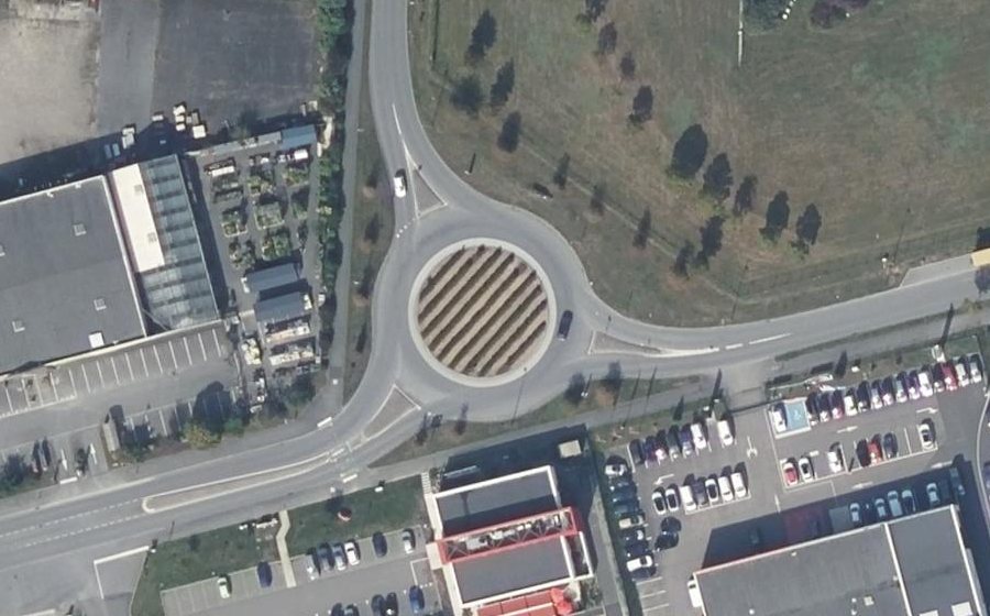 Vue aérienne du Rond-point anonyme n°189103542