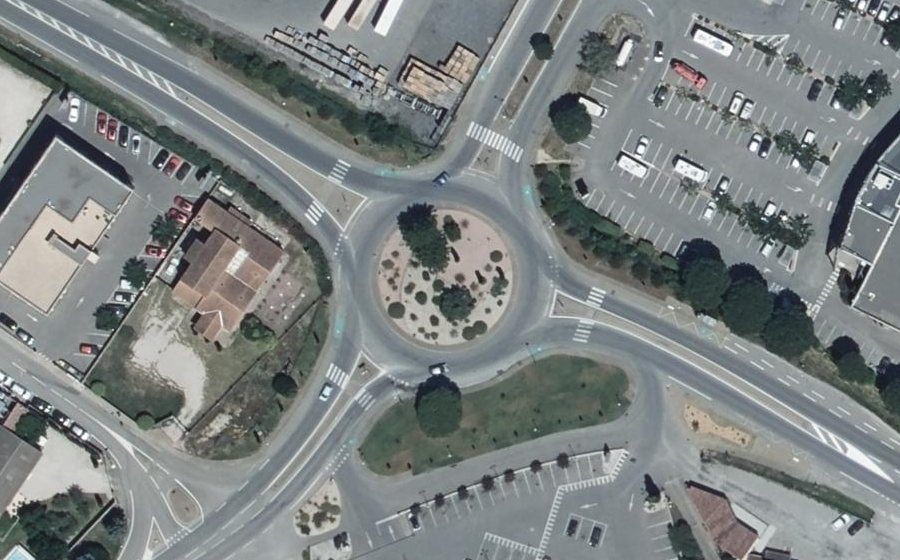 Vue aérienne du Rond-point anonyme n°189137439